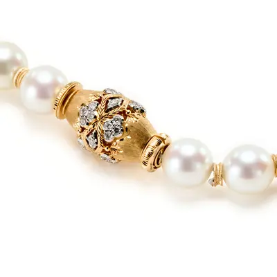 Pearl Necklace with Amphora clasp