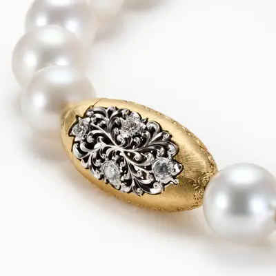 Pearl Necklace with Arabesque clasp